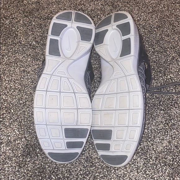 Nike Tennis Shoes - Picture 5 of 8